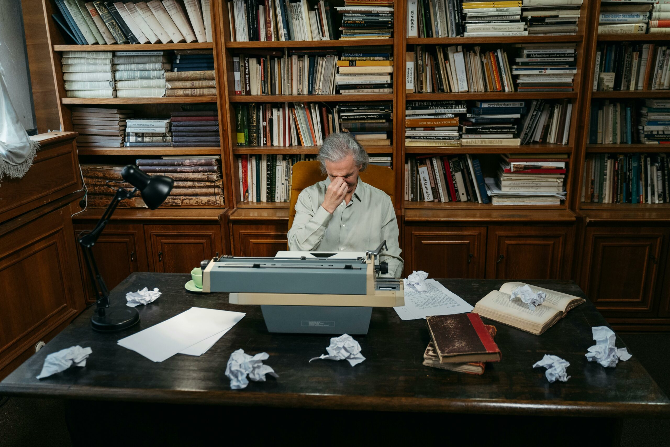 bureau-homme-brouillon-difficile