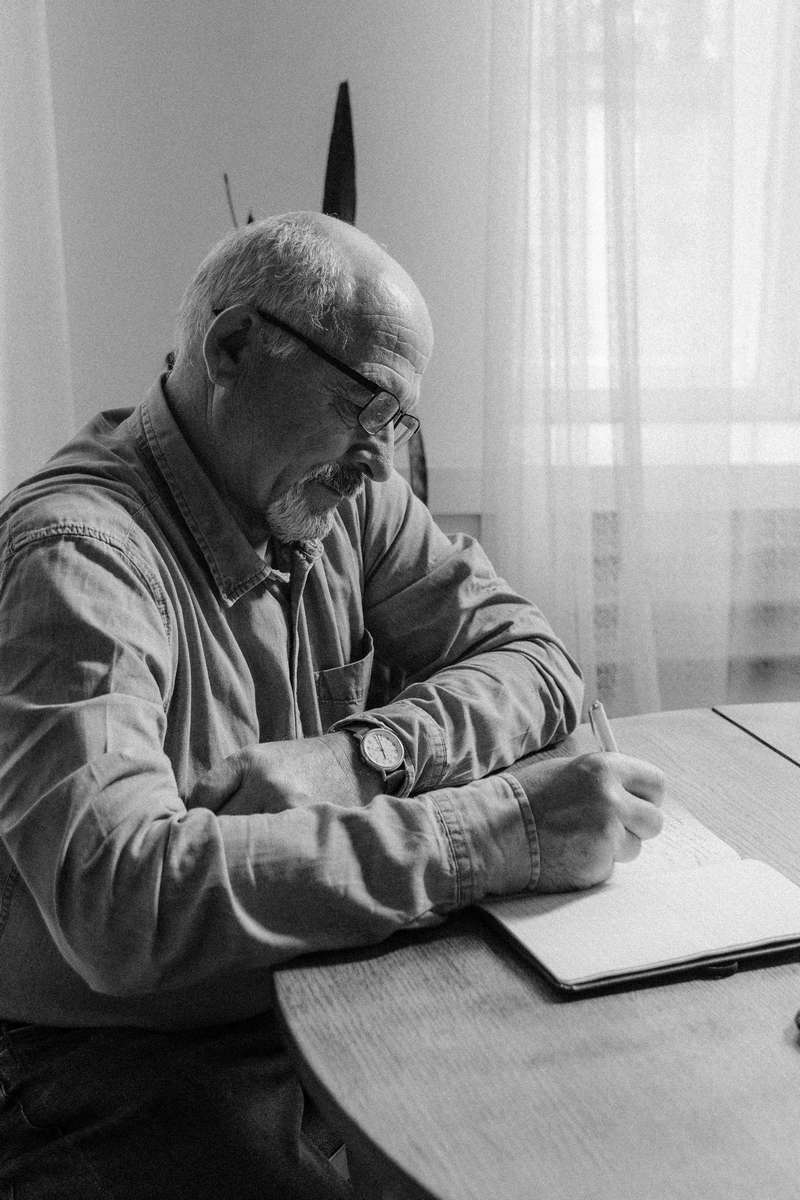 homme-age-ecrire-bureau
