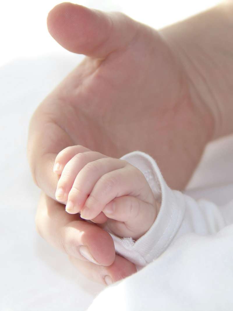 mains-bébé-adulte